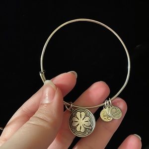 🦋 FINAL PRICE Alex and Ani Shamrock Bracelet